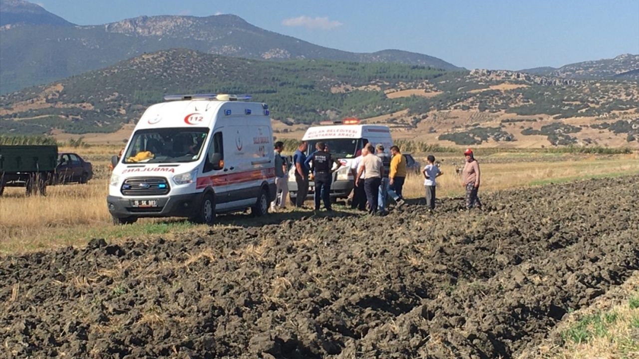 Burdur'da tarlasını sürerken traktörden düşen çiftçi yaralandı