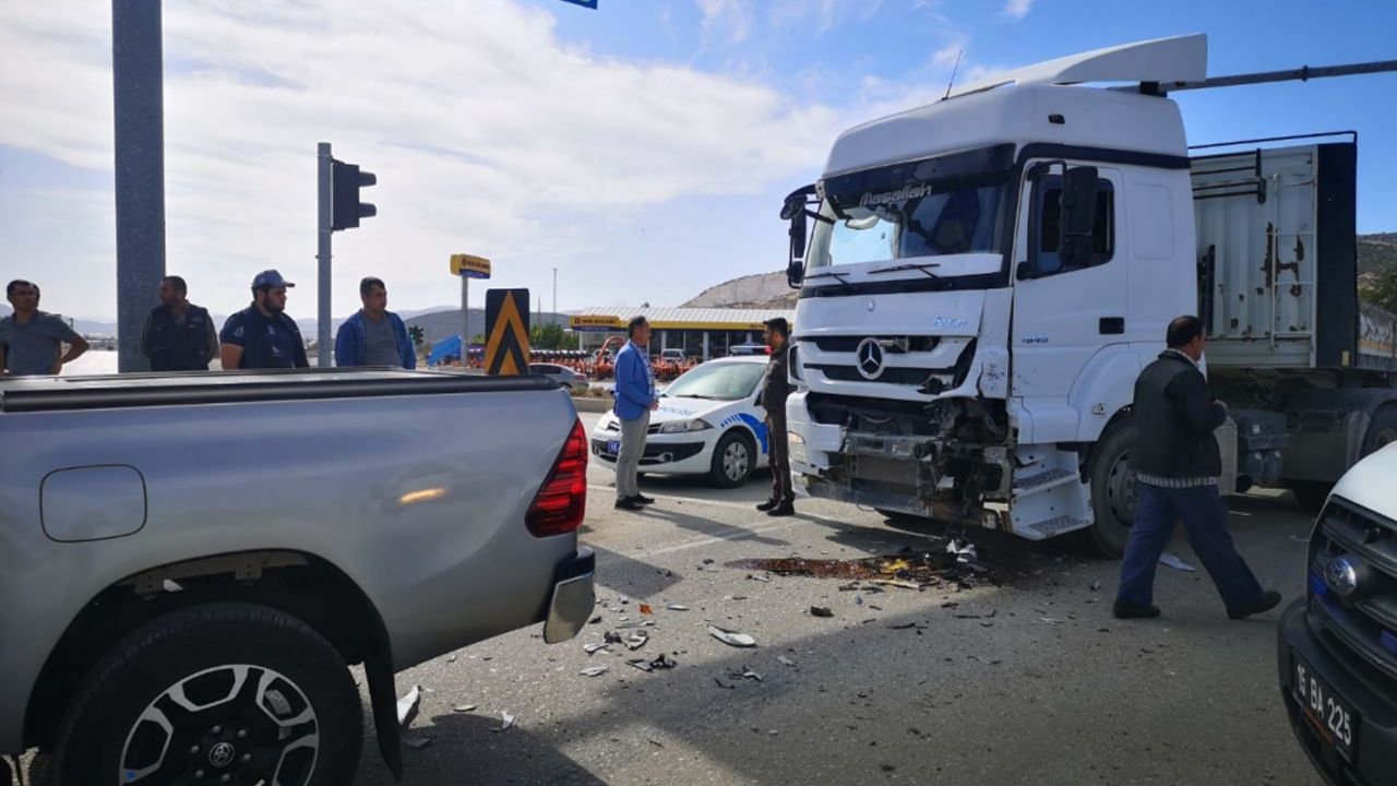 Burdur'da tırla çarpışan hafif ticari aracın sürücüsü yaralandı