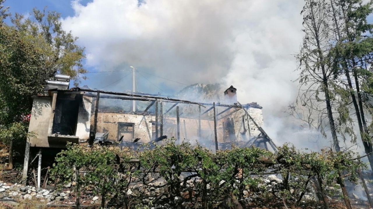 Serik'te müstakil ev yandı