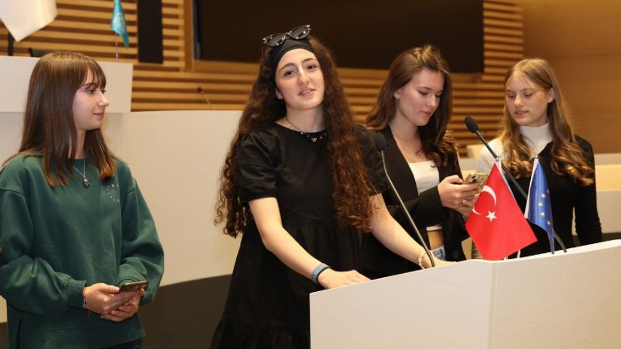 Kız çocukları Bursa'dan dünyaya dostluk mesajı verdi