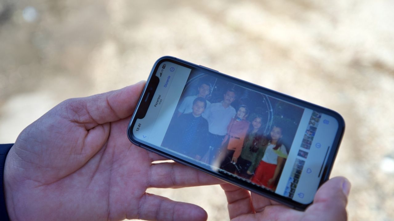 6 ŞUBAT DEPREMLERİNİN BİRİNCİ YILI - Depremde eşini ve 4 çocuğunu kaybeden afetzede, fotoğraflarda teselli arıyor