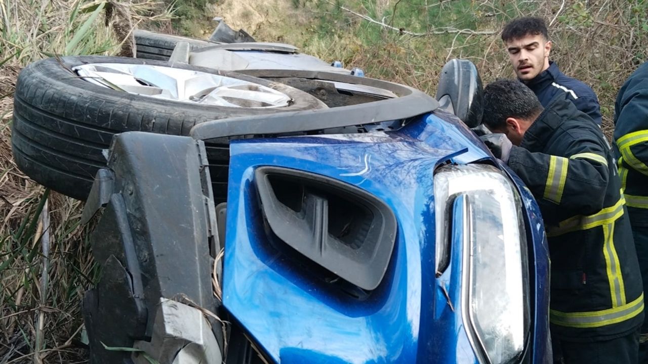 Adana'da şarampole yuvarlanan otomobildeki 2 kişi yaralandı