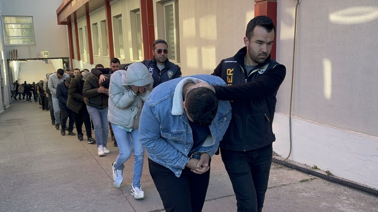Adana merkezli "Sibergöz-21" operasyonu kapsamında yakalanan 21 zanlı tutuklandı