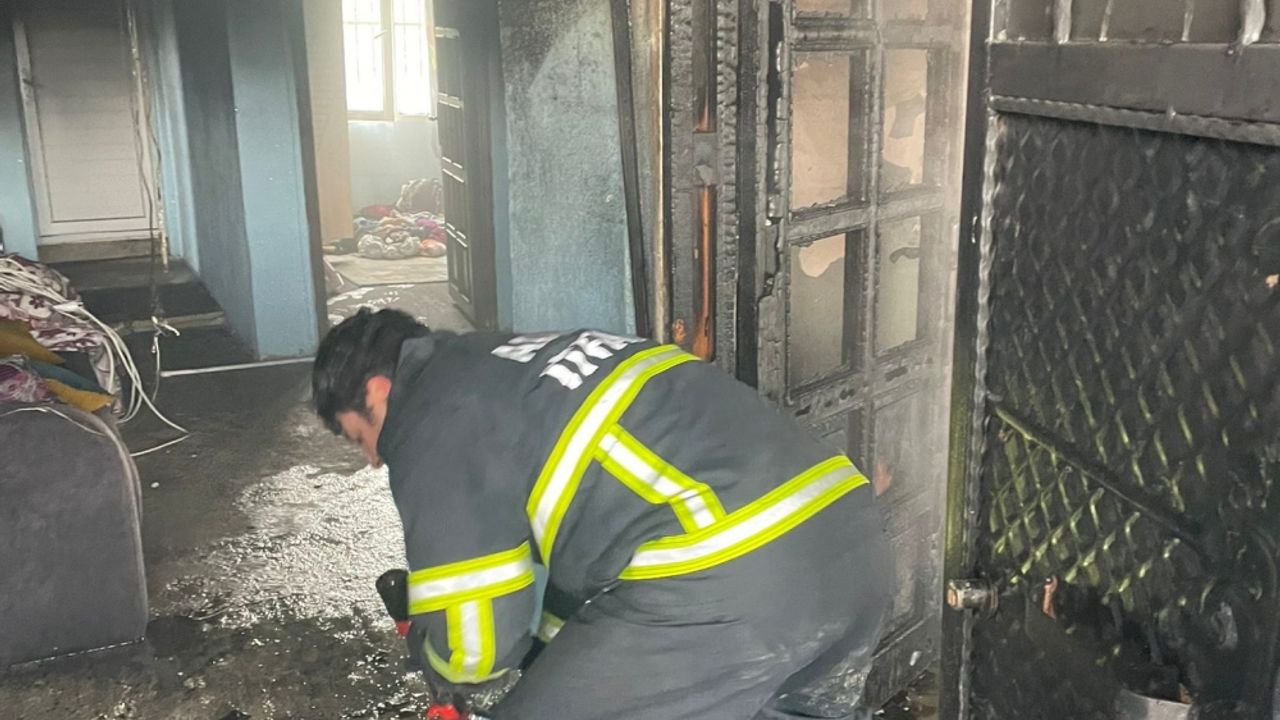 Adana'da tek katlı evde çıkan yangın hasara neden oldu