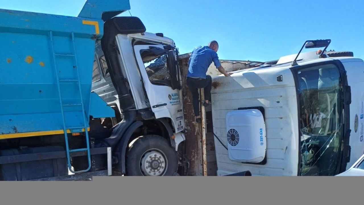 Alanya'da iki kamyonun çarpıştığı kazada 2 kişi yaralandı