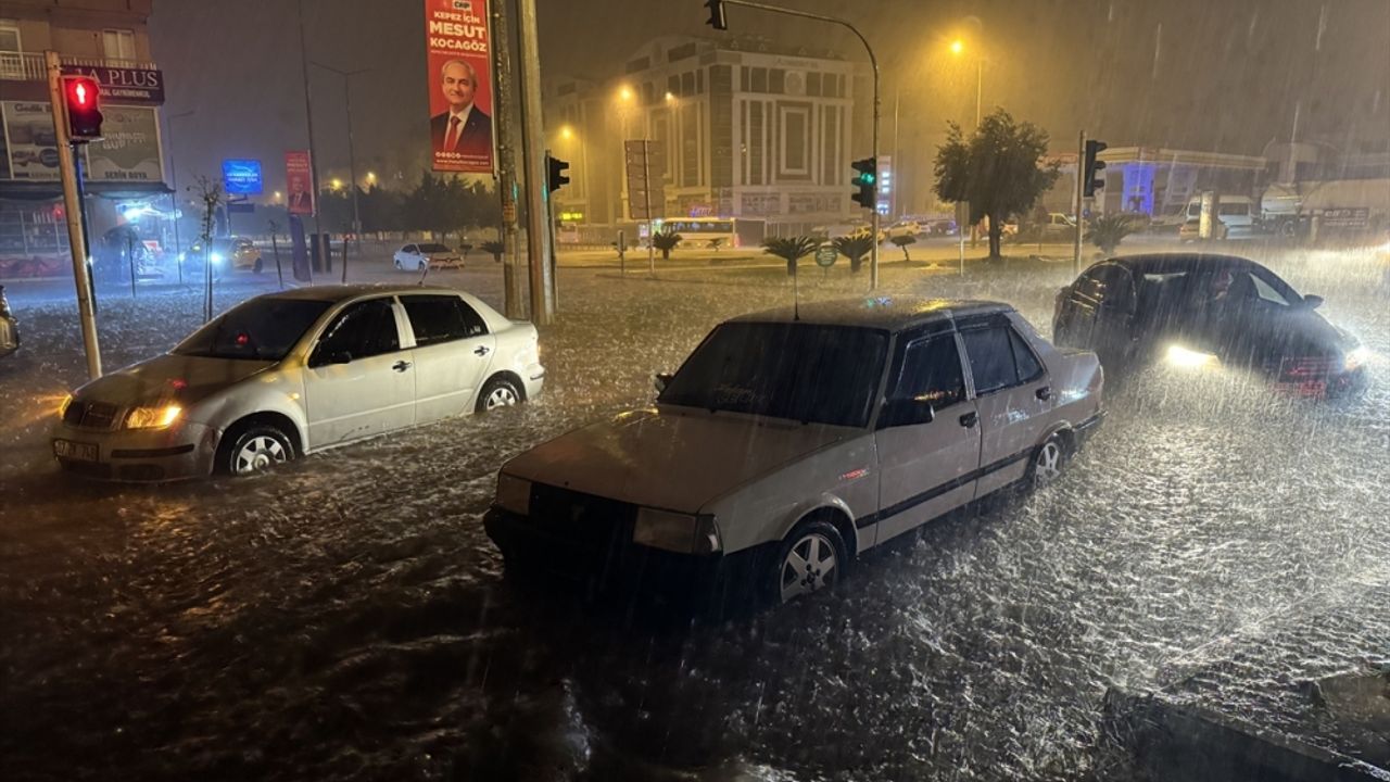 GÜNCELLEME - Antalya'da şiddetli yağış yaşamı olumsuz etkiledi