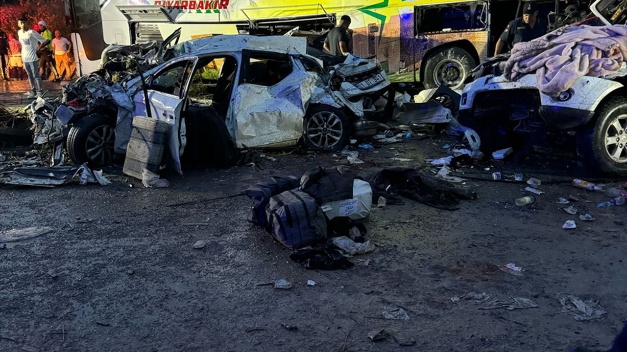 Zincirleme Trafik Kazası 10 Ölü 30 Yaralı