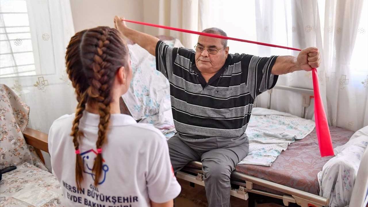 Mersin'de yatağa bağımlı 69 yaşındaki hasta, fizyoterapi desteğiyle iyileşiyor