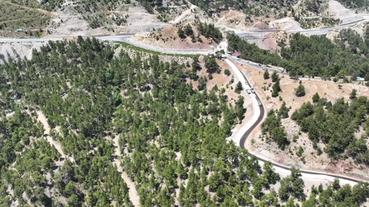 Antalya Büyükşehir’in kırsalda yol atağı sürüyor