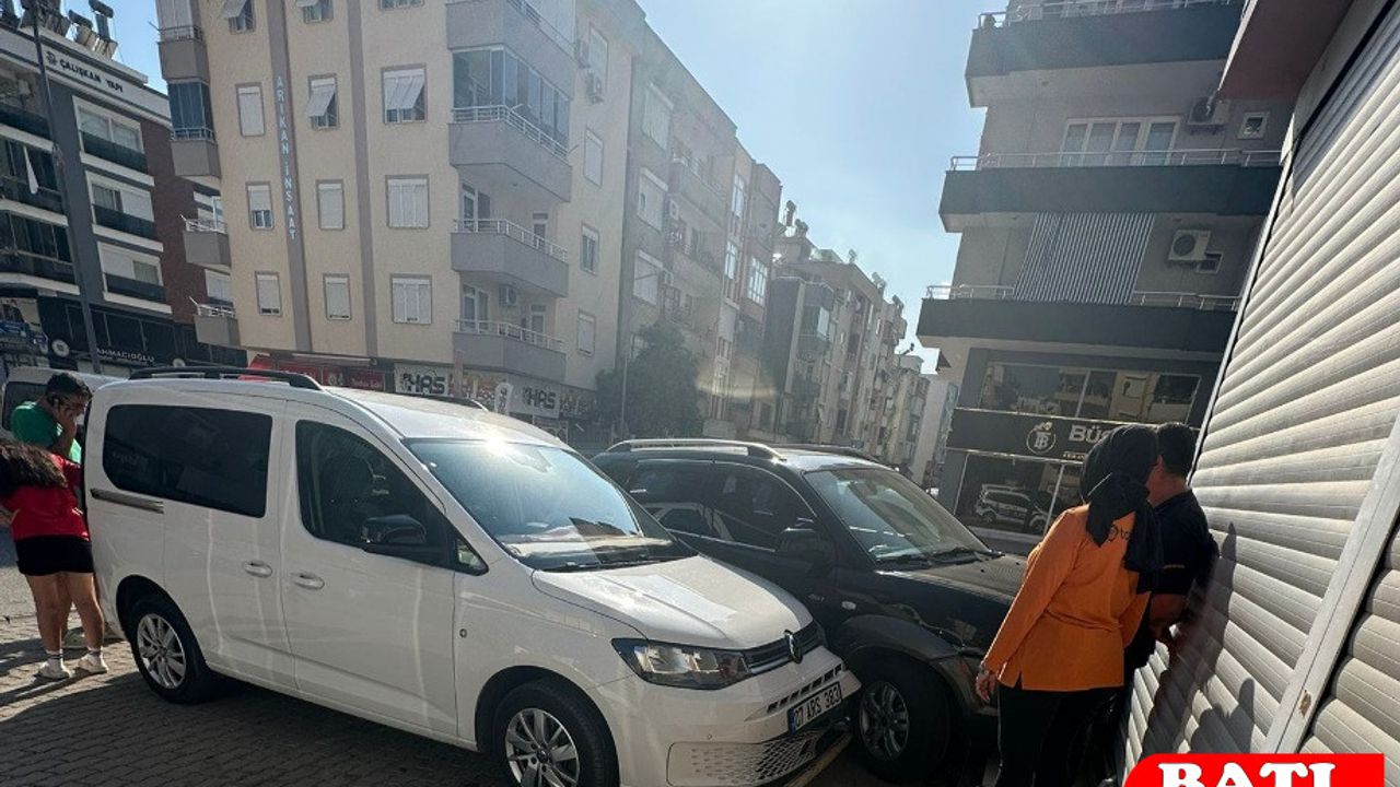 Kumluca’da korkutan kaza: Kontrolden çıkan otomobil AVM’ye çarparak durabildi