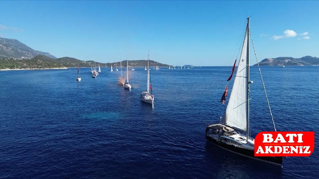 Antalya Semalarında Cumhuriyet Coşkusu: 50 Paraşütçü Bayraklarla Atladı