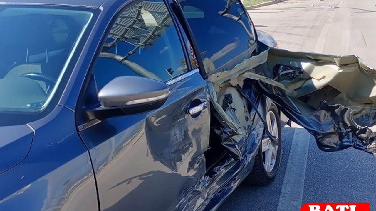 Kumluca Girişinde Trafik Kazası: Araçlarda Maddi Hasar Oluştu