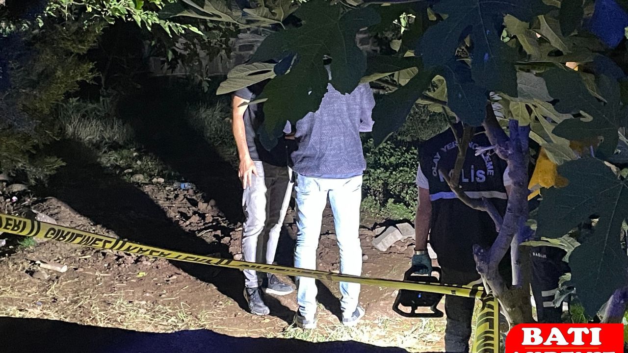 Cami Bahçesinde Toprağa Gömülü Bebek Bedeni Bulundu