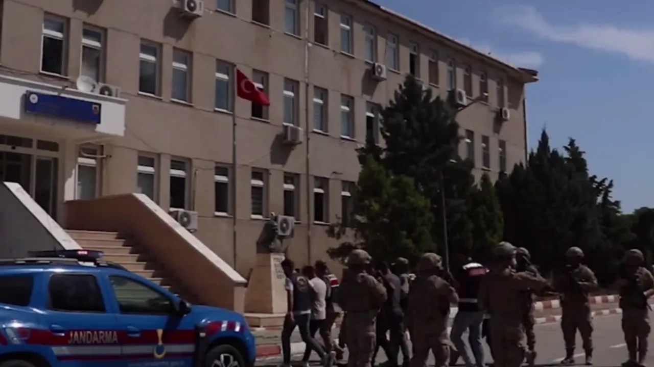 FETÖ'ye 33 ilde 43 tutuklama!