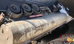 Adana'da asfalt yüklü tır devrildi, 1 kişi yaralandı