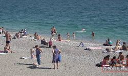 Antalya'da güneşli havayı fırsat bilenler sahillerde yoğunluk oluşturdu