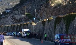 Antalya'da istinat duvarına çarpan motosikletin sürücüsü öldü