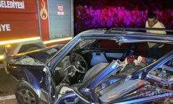 Antalya'da otomobilin park halindeki araca çarptığı kazada 1 kişi öldü, 1 kişi yaralandı