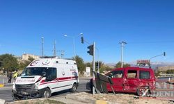 Isparta'da ambulans ile otomobilin çarpıştığı kazada bir kişi öldü, 6 kişi yaralandı