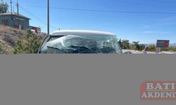 Isparta'da yolcu otobüsü ile minibüsün çarpıştığı kazada 2 kişi yaralandı