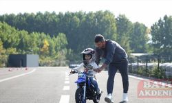 Kenan Sofuoğlu, motosikleti çalınan çocuğa oğlu Zayn'ın motosikletini hediye etti