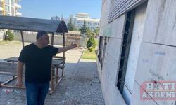 Adana'da cemevinin duvarına ve bahçesindeki banka zarar verildi