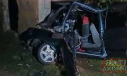 Antalya'da trafoya çarpan otomobildeki 1 çocuk öldü, 2 kişi yaralandı