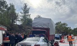 Antalya'da otomobil ve kamyonetin çarpıştığı kazada 2 kişi öldü, 6 kişi yaralandı