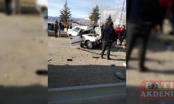 Isparta'da otomobilin yol süpürme aracına çarptığı kazada 2 kişi öldü