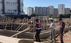 Mersin'de çöken beton kalıbın altında kalan işçi hayatını kaybetti