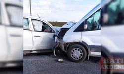 Mersin'de iki aracın çarpışması sonucu 8'i infaz koruma memuru 10 kişi yaralandı