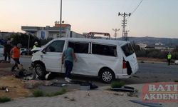 Mersin'de öğrenci servis minibüsü ile otomobilin çarpıştığı kazada 7 kişi yaralandı