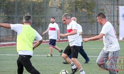 Mersin'de protokol üyeleri ve gençler, halı sahada maç yaptı