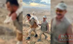 Mersin'de yaylaya çıkan kişi, yorulan köpeğini sırtında taşıdı