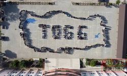 Osmaniye'de öğrencilerden "TOGG" yazısı ve "ay yıldız" koreografisi