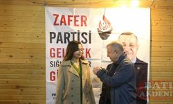 Zafer Partisi Genel Başkanı Özdağ, Kahramanmaraş'ta partisine katılanlara rozet taktı