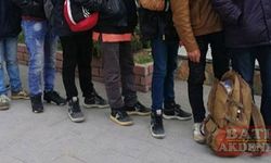 Adana'da durdurulan minibüste 15 düzensiz göçmen yakalandı