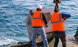 Adana'da balık popülasyonunun gelişmesi için denize yapay resifler bırakıldı