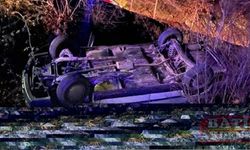 Adana'da devrilen otomobilin sürücüsü yaralandı