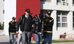 Adana'da gasbettikleri kişiyi otomobilinin bagajına kapatan 2 zanlı tutuklandı