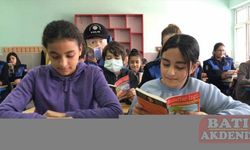 Adana'da polis, öğrencilerle voleybol oynadı ve kitap okudu