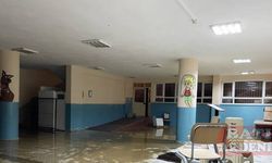 Alanya'da sağanak nedeniyle bazı ev, iş yeri ve seralar ile bir okulu su bastı