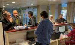 Antalya ve çevre illerde EYT'liler SGK önlerinde yoğunluk oluşturdu