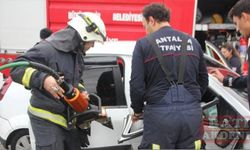 Antalya'da 2 otomobilin çarpıştığı kazada 5 kişi yaralandı