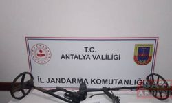 Antalya'da antik kentte kaçak kazı yapan 2 şüpheli yakalandı