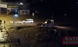Antalya Kumluca'da kuvvetli yağış sele neden oldu
