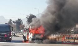 Antalya'da seyir halindeyken alev alan minibüs kullanılamaz hale geldi