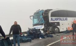 Antalya'da tır ile yolcu otobüsünün çarpıştığı kazada 3 kişi yaralandı