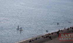 Antalya'da vatandaşlar ile turistler denize girdi, kanoya bindi