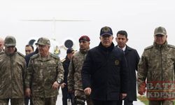 Bakan Akar, beraberindeki komutanlarla Suriye sınırında inceleme ve denetlemelerde bulunuyor